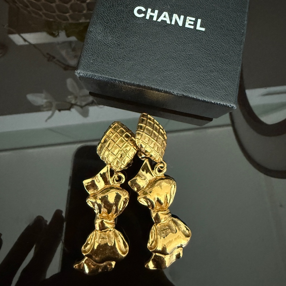 LOT 2100 24K gold plated CHANEL vintage bow dangle clip on earrings - Picture 3 of 10